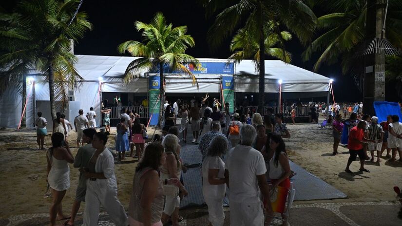 Estrutura montada na orla recebe grande público para atividades culturais e shows gratuitos do projeto 'Santos Verão 2026', que movimenta a cidade durante a temporada de verão/ Henrique Teixeira/Prefeitura de Santos
