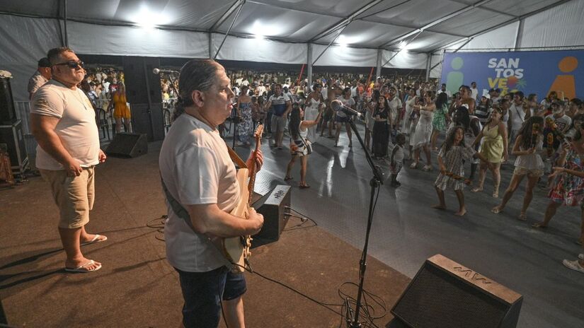 Apresentações musicais animam o público nas tendas do 'Santos Verão 2026', com programação diversificada que reúne diferentes ritmos e estilos para todas as idades/ Henrique Teixeira/Prefeitura de Santos