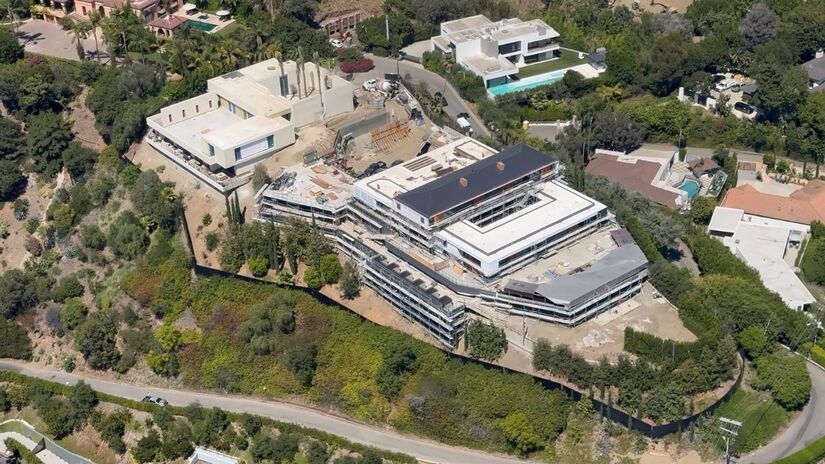 Vista aérea do terreno em Beverly Hills onde LeBron James constrói um complexo residencial avaliado em mais de R$ 200 milhões, com duas mansões independentes no mesmo lote/ Reprodução Youtube/X17onlineVideo