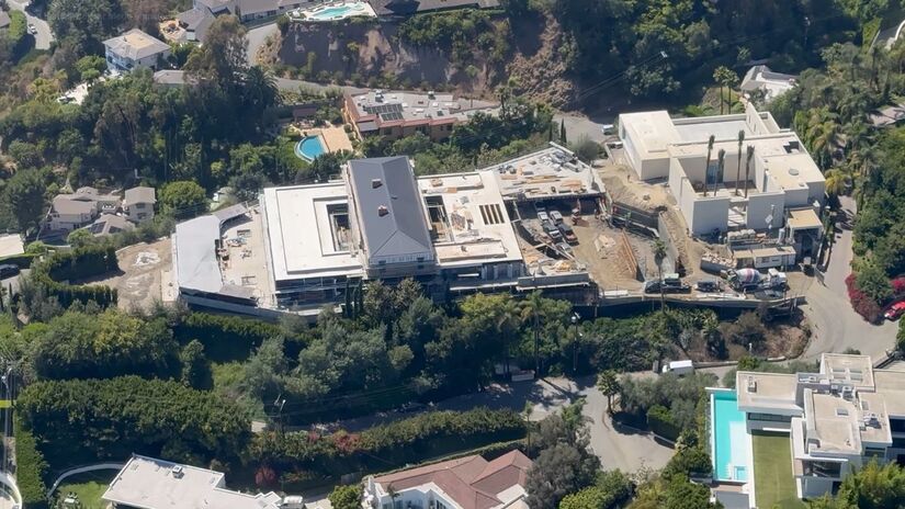 O complexo de alto padrão ocupa uma área extensa em região nobre de Beverly Hills, cercada por imóveis de luxo e áreas verdes/ Reprodução Youtube/X17onlineVideo