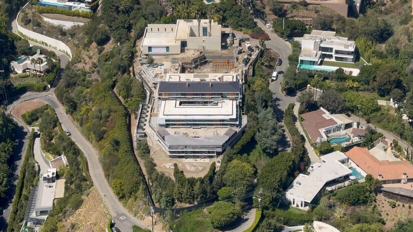 Estruturas em construção revelam a grandiosidade do projeto, que inclui soluções modernas de arquitetura, tecnologia e sustentabilidade/ Reprodução Youtube/X17onlineVideo