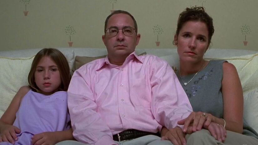 Victoria faz uma aparição em 'MIB: Homens de Preto II', em cena ao lado de Barry Sonnenfeld e Stephanie Kemp, que retrata uma família neutralizada/ Reprodução IMDb