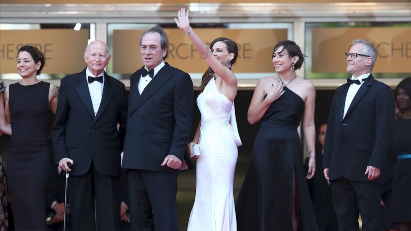 A filha do ator marcou presença no tapete vermelho em 2014, durante a divulgação do filme 'Dívida de Honra'/ Reprodução YouTube/The Independent