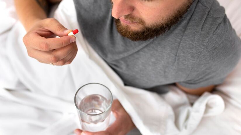 Com orientação médica, alguns suplementos podem auxiliar o relaxamento e a qualidade do sono/ Freepik