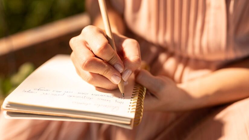 Anotar pensamentos antes de deitar ajuda a aliviar a mente e reduzir a ansiedade noturna/ Freepik