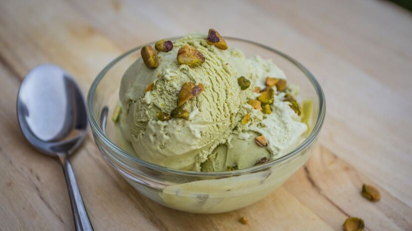 Em 3&ordm; lugar está o gelato de pistache, da Itália, clássico das gelaterias italianas, preparado com pistache puro e reconhecido pelo sabor intenso e natural/ Jason Richard/Unsplash
