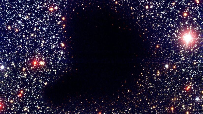 Uma região escura e quase sem galáxias se destaca no céu profundo, revelando um dos maiores vazios já observados no Universo/ Reprodução X/@NightSkyToday