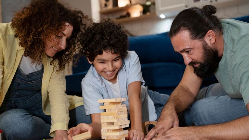 Permitir-se brincar livremente com filhos ou pessoas próximas, pelo tempo que fizer sentido, resgatando a ideia de que a vida não se resume a trabalho e metas quantificáveis/ Freepik
