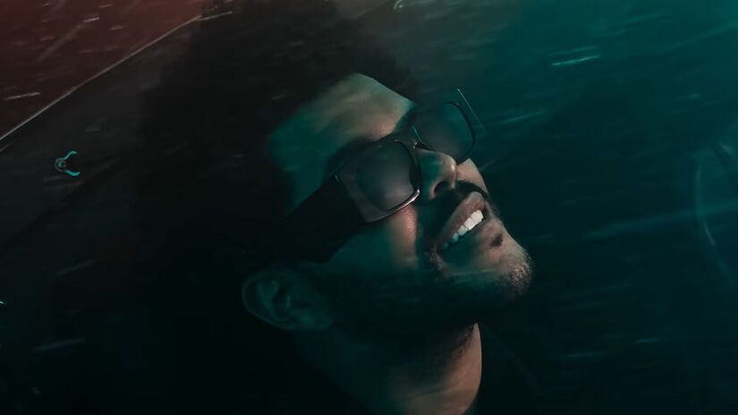 1. The Weeknd (US$ 298 Milhões) O rei absoluto do ano. Além de dominar as paradas com o encerramento de sua trilogia visual, Abel Tesfaye capitalizou massivamente com a venda de parte de seu catálogo e a expansão de sua marca global. Foi o ano em que ele consolidou sua transição definitiva para o topo da pirâmide financeira do entretenimento/ Reprodução Youtube/The Weeknd