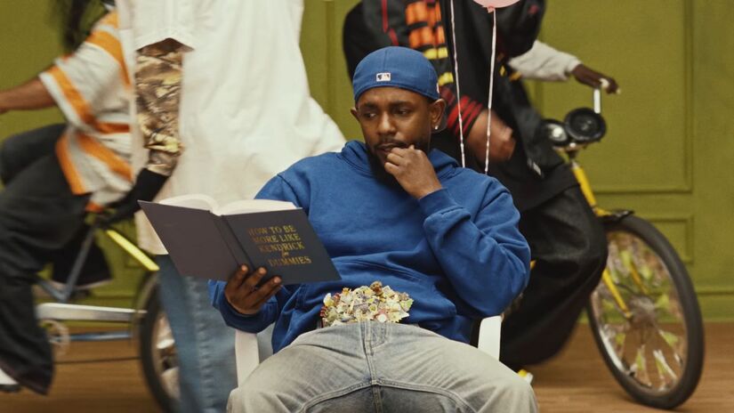 4. Kendrick Lamar (US$ 109 Milhões) Kendrick viveu um 'ano de vitória'. Após vencer a maior batalha do rap da década, ele paralisou o mundo com um show histórico no Super Bowl LIX. O sucesso estrondoso de seu álbum 'GNX' e a turnê mundial subsequente reafirmaram seu status como o filósofo e o maior nome do hip-hop atual/ Reprodução Youtube/Kendrick Lamar