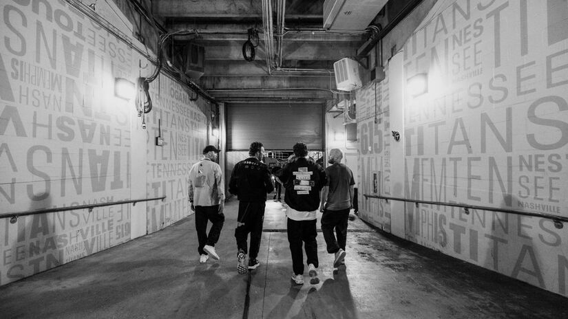 5. Coldplay (US$ 105 Milhões) A máquina de turnês não para. Chris Martin e companhia continuaram a quebrar recordes de público com sua turnê sustentável, mantendo uma conexão emocional única com os fãs e garantindo uma das maiores bilheterias do ano através de uma experiência visual e sonora imbatível/ Reprodução X/@coldplay