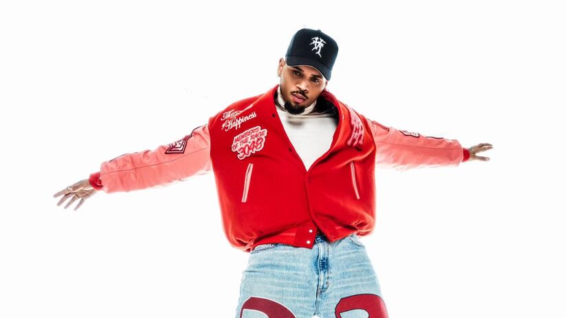 8. Chris Brown (US$ 74 Milhões) Mantendo uma base de fãs extremamente leal, Brown faturou alto com sua turnê solo e participações em festivais internacionais. Sua capacidade de gerar hits de R&B e coreografias virais continuou sendo sua principal fonte de receita em 2025/ Reprodução X/@chrisbrown