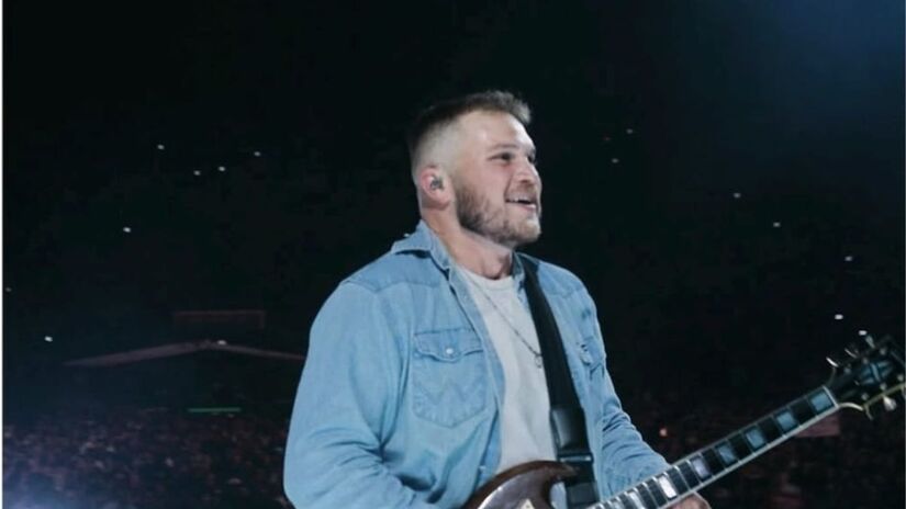 9. Zach Bryan (US$ 70 Milhões) A nova cara do country alternativo. Bryan escalou o ranking através de uma turnê orgânica de imenso sucesso, conectando-se com o público através de composições cruas e uma presença de palco que resgata a essência da música americana/ Reprodução Instagram/@zachlanebryan