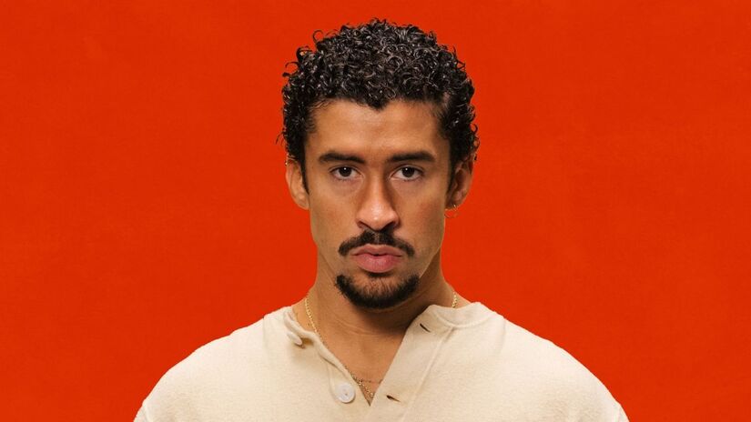 10. Bad Bunny (US$ 66 Milhões) O artista fez história como o artista mais escutado do Spotify pelo quarto ano. Mesmo em meio a polêmicas políticas sobre o status de Porto Rico e críticas ao governo dos EUA, ele lançou o aclamado álbum Debí Tirar Más Fotos, consolidando sua posição como o maior ícone cultural da América Latina/ Reprodução Facebook/Bad Bunny