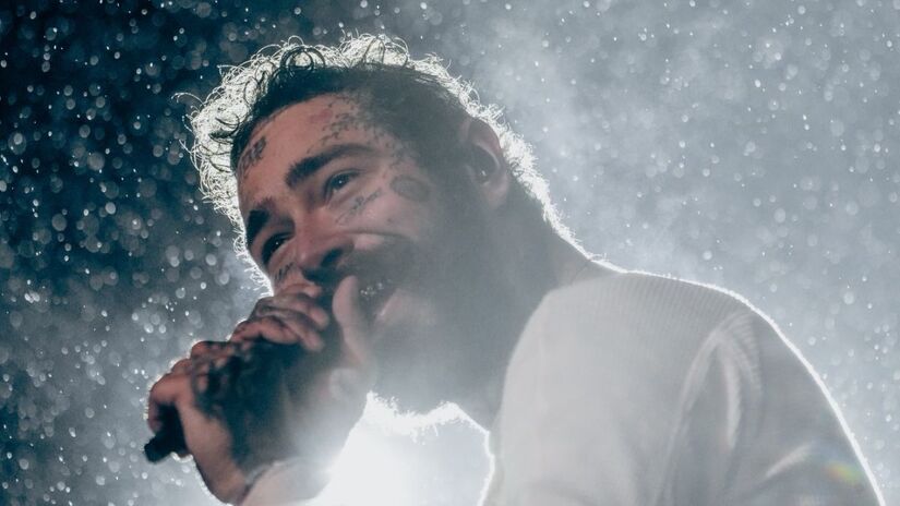 11. Post Malone (US$ 62 Milhões) Transitando com sucesso total para o Country e o Rock, Posty teve um ano de turnês lucrativas e colaborações de peso, mostrando que sua versatilidade é seu maior ativo financeiro/ Reprodução X/@PostMalone