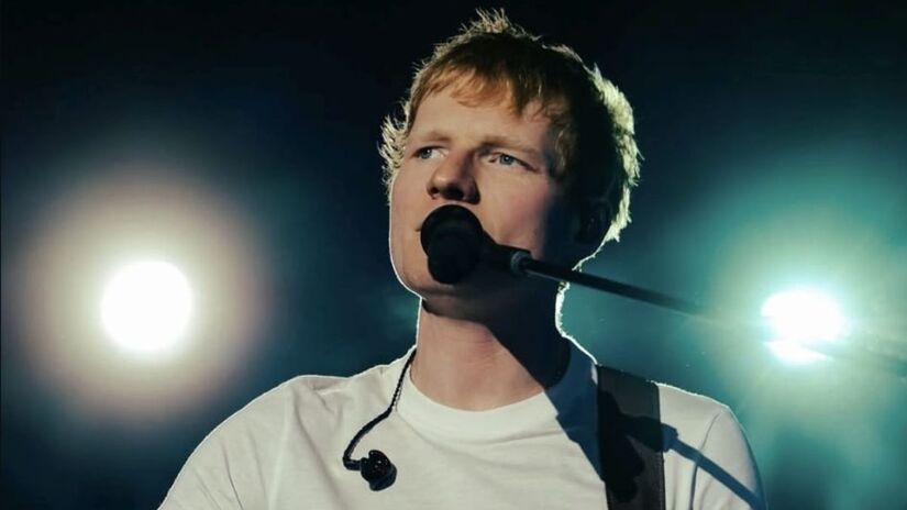 12. Ed Sheeran (US$ 60 Milhões) O britânico voltou com tudo com o lançamento do álbum 'Play' e o início da Loop Tour. Alternando entre shows íntimos em arenas e espetáculos gigantescos, Sheeran provou que sua fórmula de composição continua sendo uma máquina de fazer dinheiro/ Reprodução Instagram/@spotify