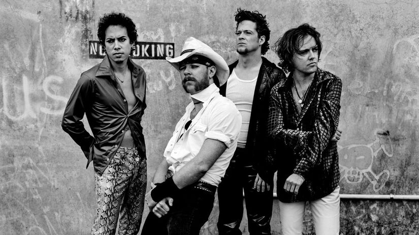 14. Metallica (US$ 53 Milhões) Os veteranos do metal provaram que a nostalgia é lucrativa. Com o prosseguimento da turnê M72, a banda manteve o faturamento alto com a venda de ingressos e um merchandising robusto, unindo gerações de 'metalheads'/ Reprodução X/@Metallica