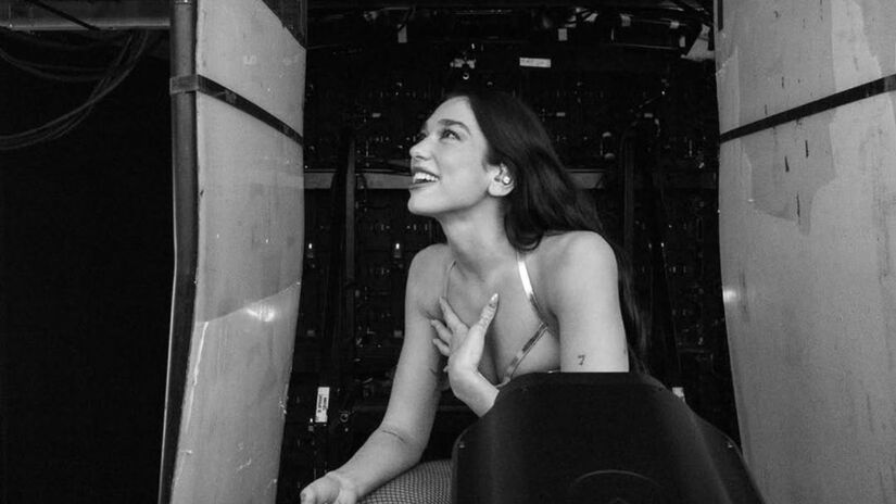 18. Dua Lipa (US$ 44 Milhões) A estrela albanesa brilhou com a Radical Optimism Tour, incluindo passagens marcantes pelo Brasil onde homenageou a cultura local. Dua consolidou-se como a nova 'show-woman' da indústria, mesclando moda e pop de alto nível/ Reprodução X/@DUALIPA
