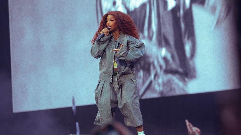 20. SZA (US$ 34 Milhões) Colhendo os frutos de sua era de ouro, SZA brilhou em turnês conjuntas (incluindo o Super Bowl com Kendrick) e manteve números de streaming que a colocam entre as maiores artistas de R&B da história moderna/ Raph_PH/Wikimedia Commons