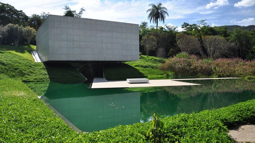 Ocupando a 24ª posição na lista do NYT, o instituto é reconhecido pela harmonia entre galerias de design contemporâneo e paisagismo exuberante, como demonstra a galeria Adriana Varejão/ josep/Wikimedia Commons