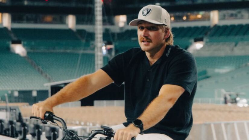 21. Morgan Wallen (US$ 33 Milhões) Apesar das controvérsias, Wallen domina as paradas de rádio e vendas nos EUA, sendo o principal nome do country comercial atual e um titã nas vendas de ingressos em solo americano/ Reprodução Instagram/@morganwallen