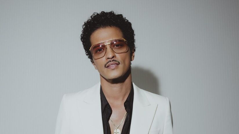 22. Bruno Mars (US$ 31 Milhões) Mesmo focado em residências e shows pontuais, a presença de palco de Mars e sua capacidade de gerar entretenimento puro garantem cachês astronômicos e parcerias globais de prestígio/ Reprodução X/@BrunoMars