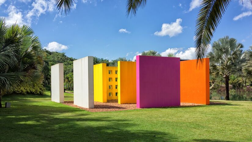 O museu reúne nomes centrais da arte, como Hélio Oiticica, figura chave do movimento Tropicália/ Otávio Nogueira/Wikimedia Commons