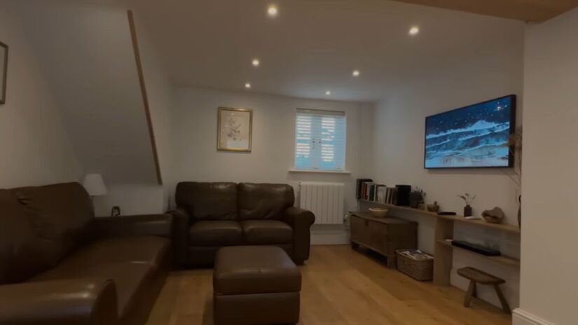 O interior da residência centenária apresentava tetos desabando e sérios danos estruturais por umidade. Reprodução/Youtube