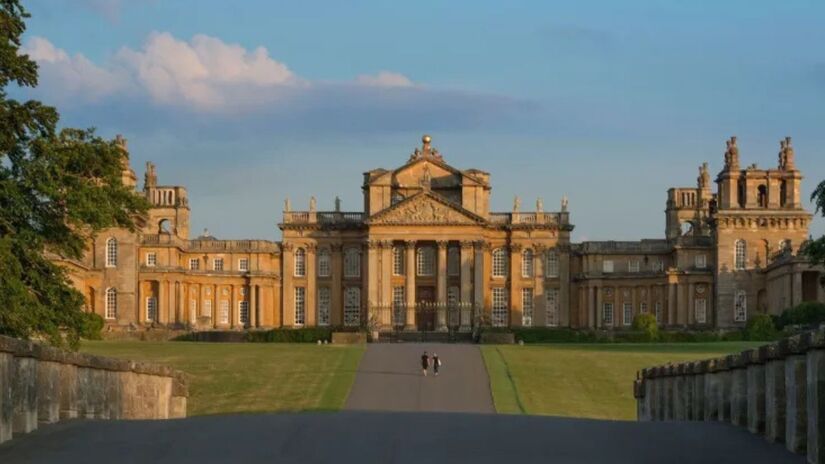 O Palácio de Blenheim serve como cenário da Buckingham House na série Bridgerton. / Blenheim Palace