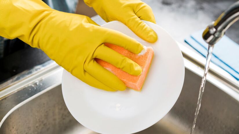 Mantenha o pano de prato seco entre os usos e evite usá-lo para múltiplas finalidades/ Freepik
