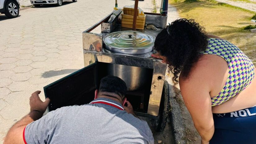 Agentes flagraram fogareiros apoiados diretamente sobre placas de madeira, uma prática perigosa que aumenta o risco de incêndios/Divulgação