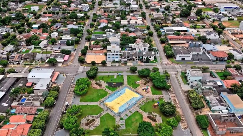 A cidade destaca-se pelo planejamento urbano antecipado, com vias largas e zonas industriais que evitaram o crescimento desordenado