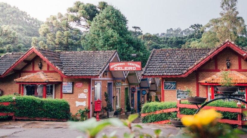 Chalés e pousadas rústicas, muitas em meio à natureza, garantem conforto e a sensação de estar em um refúgio europeu. /viajando na janela