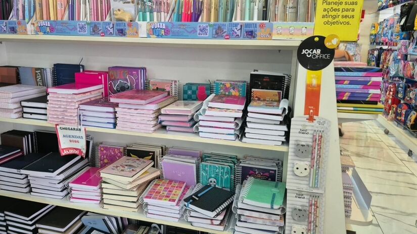 Famílias pesquisam preços e reaproveitam materiais
Consumidores apostam na comparação de valores, compras antecipadas e reutilização de itens para economizar na volta às aulas/CDL