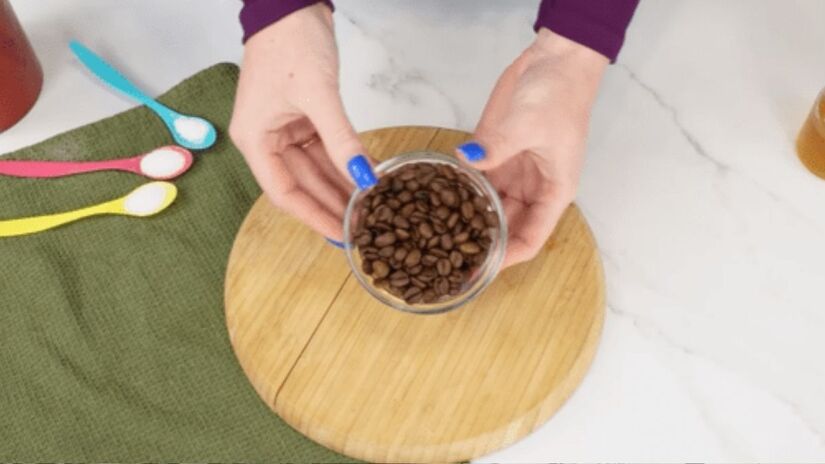 Passo 1  Separe os ingredientes
Use 2 colheres de sopa de borra de café já utilizada e um pouco de água morna ou xampu sem silicone para formar a base do esfoliante. /Internet