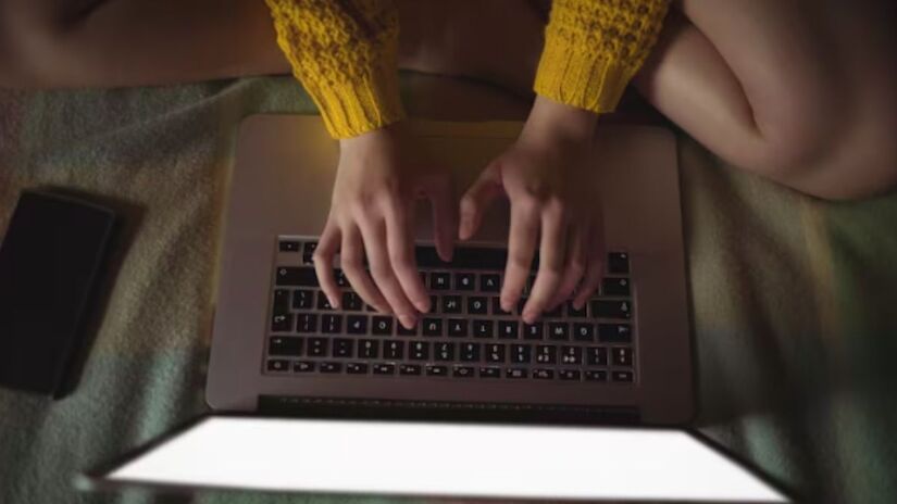 Desconfie de mensagens alarmistas: a orientação é não clicar em links, não fornecer dados e não pagar valores solicitados por mensagens ou ligações suspeitas/Freepik