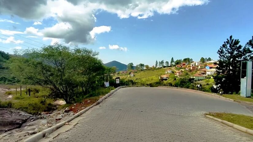 O vilarejo fica em Minas Gerais, no distrito de Ouro Preto