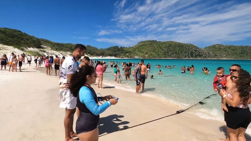 A ausência de quiosques e infraestrutura turística é o fator determinante que mantém a praia como um santuário ecológico intocado