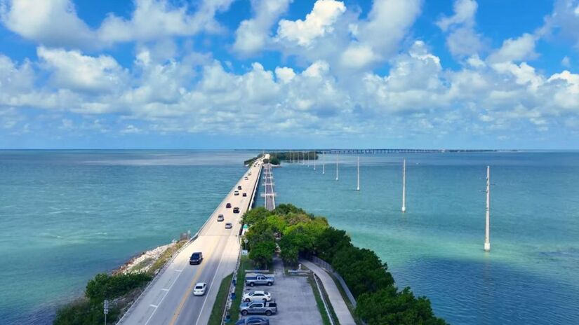 A imensidão azul das Florida Keys emoldurando uma das travessias mais icônicas do planeta