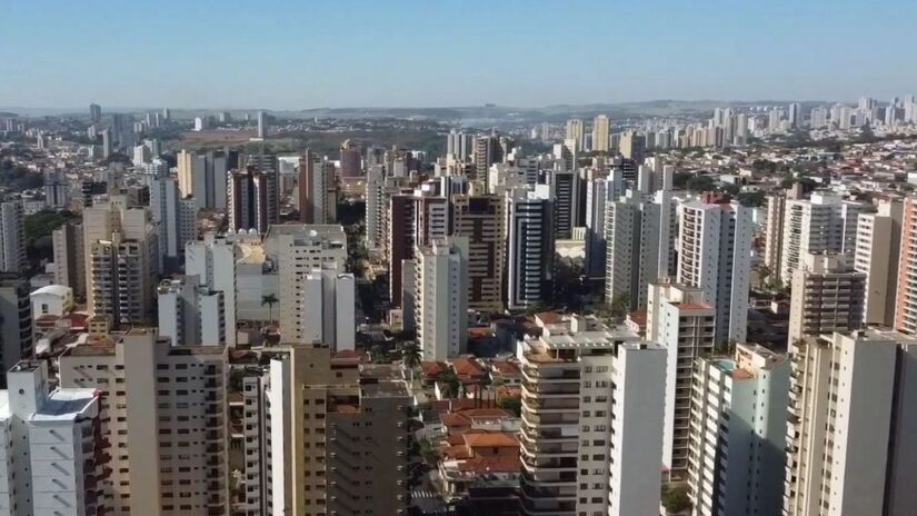 A localização estratégica próxima à capital de São Paulo impulsiona a atração de novos investimentos e consolida o crescimento contínuo da região