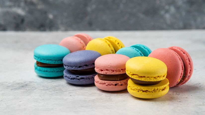 De origem italiana e consagrado na França, o Macaron começou como um biscoito simples de convento antes de virar símbolo da alta confeitaria/ azerbaijan_stockers/Freepik
