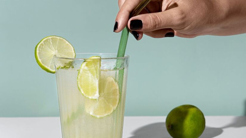 Com nome ligado ao interior brasileiro, a Caipirinha carrega na linguagem popular sua origem rural e identidade nacional/ Freepik