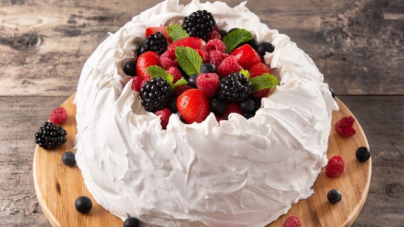 Inspirada na leveza da bailarina russa Anna Pavlova, a Pavlova transformou o merengue em homenagem à elegância do balé clássico/ chandlervid85/Freepik