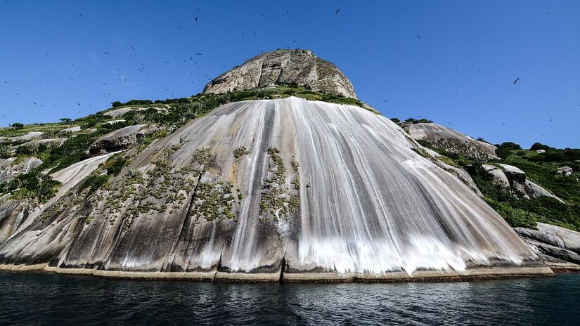 Os paredões rochosos fazem parte da paisagem que resistiu a décadas de uso militar antes da criação da área protegida/ Zejulio/Wikimedia Commons