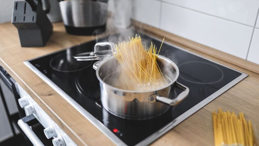 Sempre espere o cooktop esfriar antes de limpar. Limpar uma superfície quente é perigoso e pode alterar a composição química de qualquer solução de limpeza se exposta ao calor intenso/ valeria_aksakova/Freepik