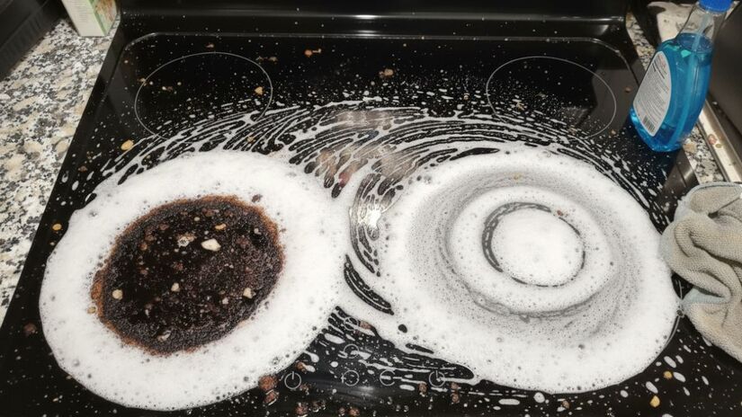 Evite usar algo para raspar a sujeira. Aplique uma solução de limpeza, deixe agir por 10 a 15 minutos e use um raspador de plástico/ Gerado por IA/Gemini