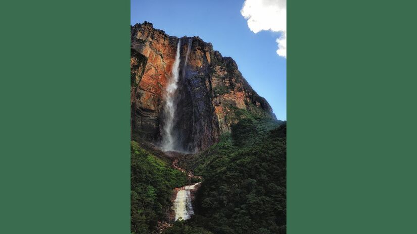 A água despenca do topo de um tepui no sudeste da Venezuela, formando uma queda de quase um quilômetro que, em muitos períodos do ano, se transforma em névoa antes de tocar o solo, criando um dos cenários naturais mais impressionantes do planeta/ Paulo Capiotti/Wikimedia Commons