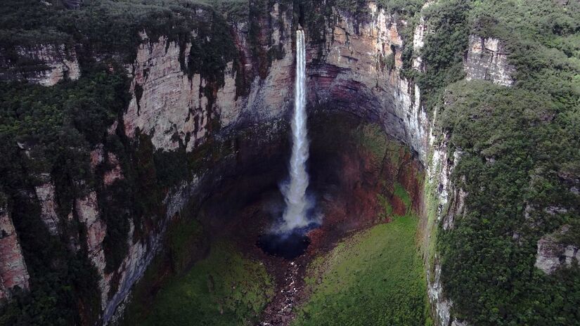 Imagem aérea revela a escala monumental da queda, cercada por paredões rochosos e floresta densa no Parque Nacional Canaima/ Heribert Dezeo/Wikimedia Commons