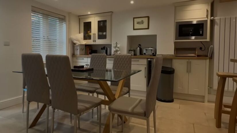 Durante a limpeza do terreno foram encontrados quatro galpões ocultos que não constavam na planta original. Reprodução/Youtube