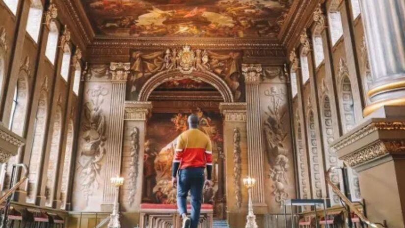 As icônicas escadarias do Old Royal Naval College são uma das locações de luxo de Bridgerton em Londres. / VisitBritain/Hand Luggage Only